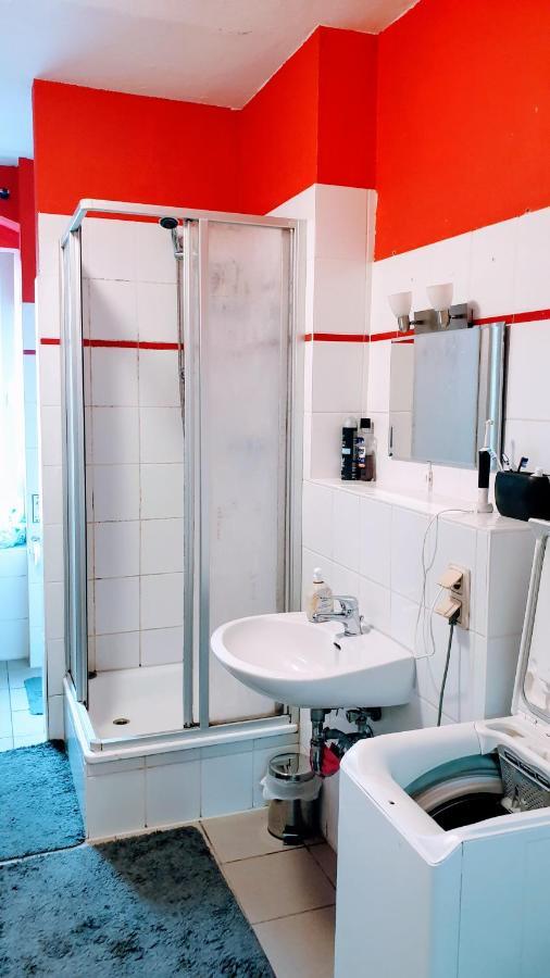 Room In City Center Halle With Shared Bathroom & Kitchen - Free Wifi, Netflix, Ipad & Ground Floor Luaran gambar